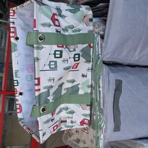 Medium Utility Tote in ski lodge